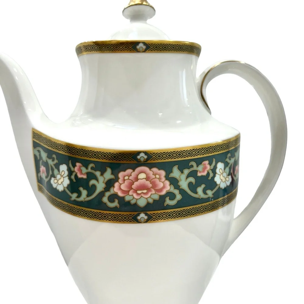 ROYAL DOULTON TUDOR COURT COFFEE POT WITH LID